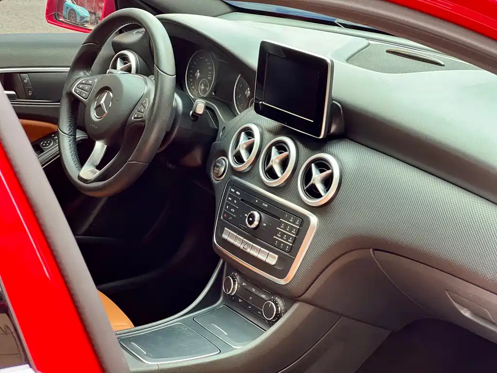 Mercedes-Benz A-Class 2018 — фото 13