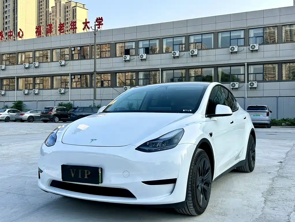 Tesla Model Y 2024