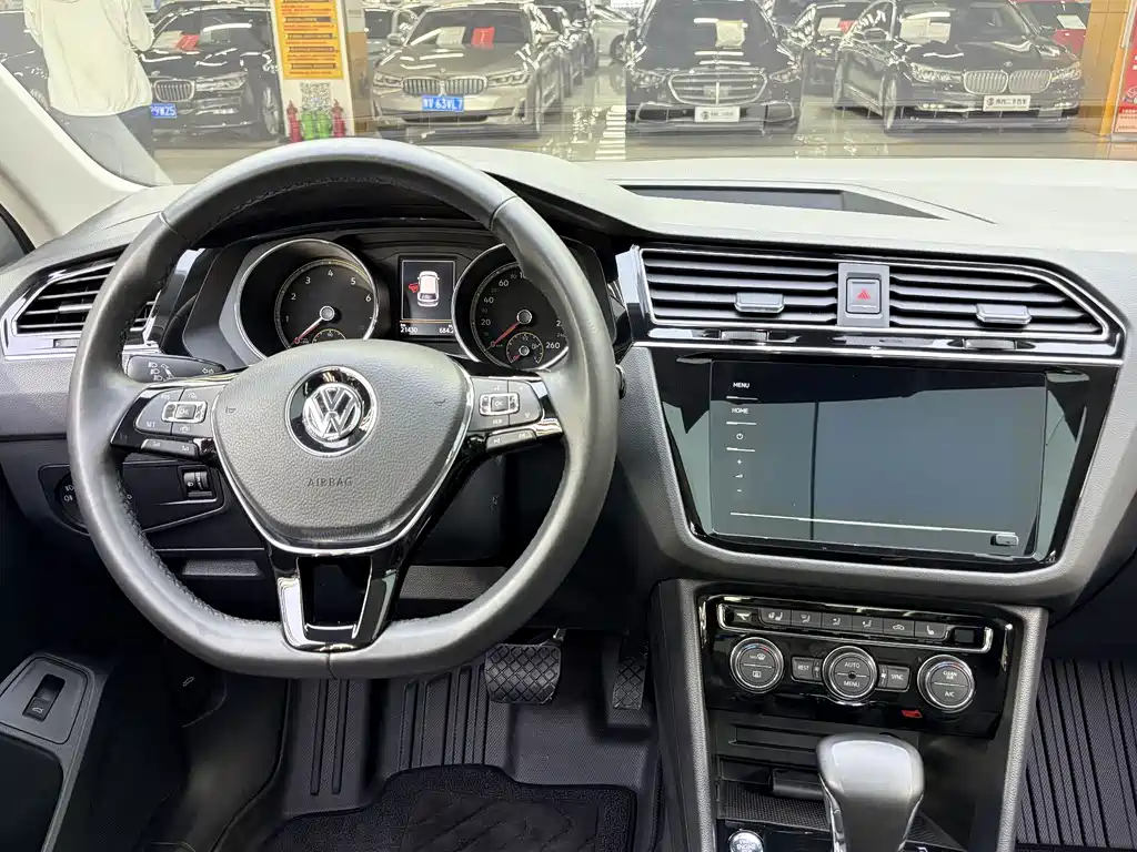 Volkswagen Tiguan L 2020 — фото 8