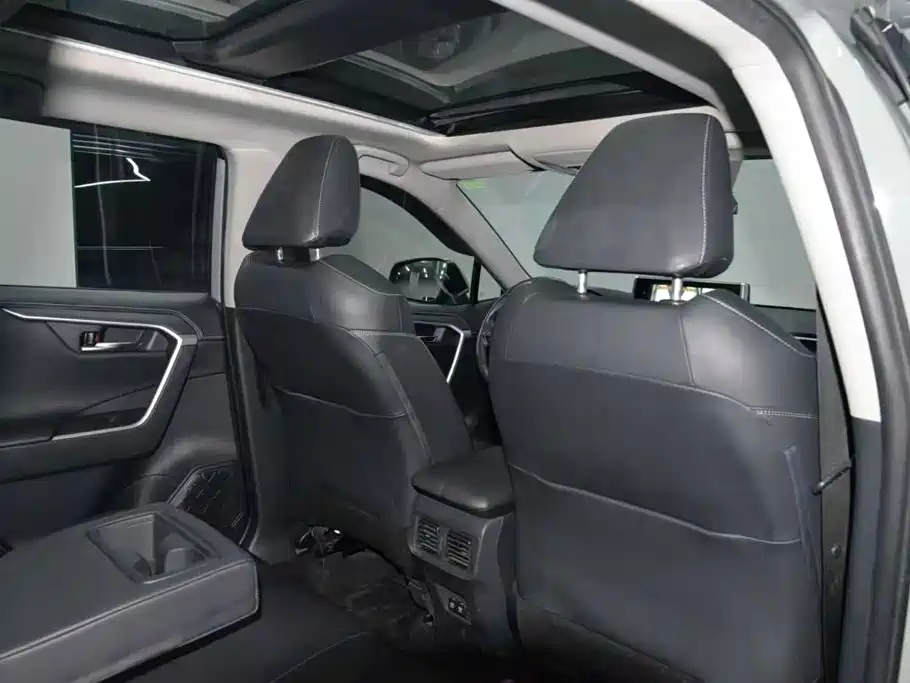 Toyota RAV4 2019 — фото 17