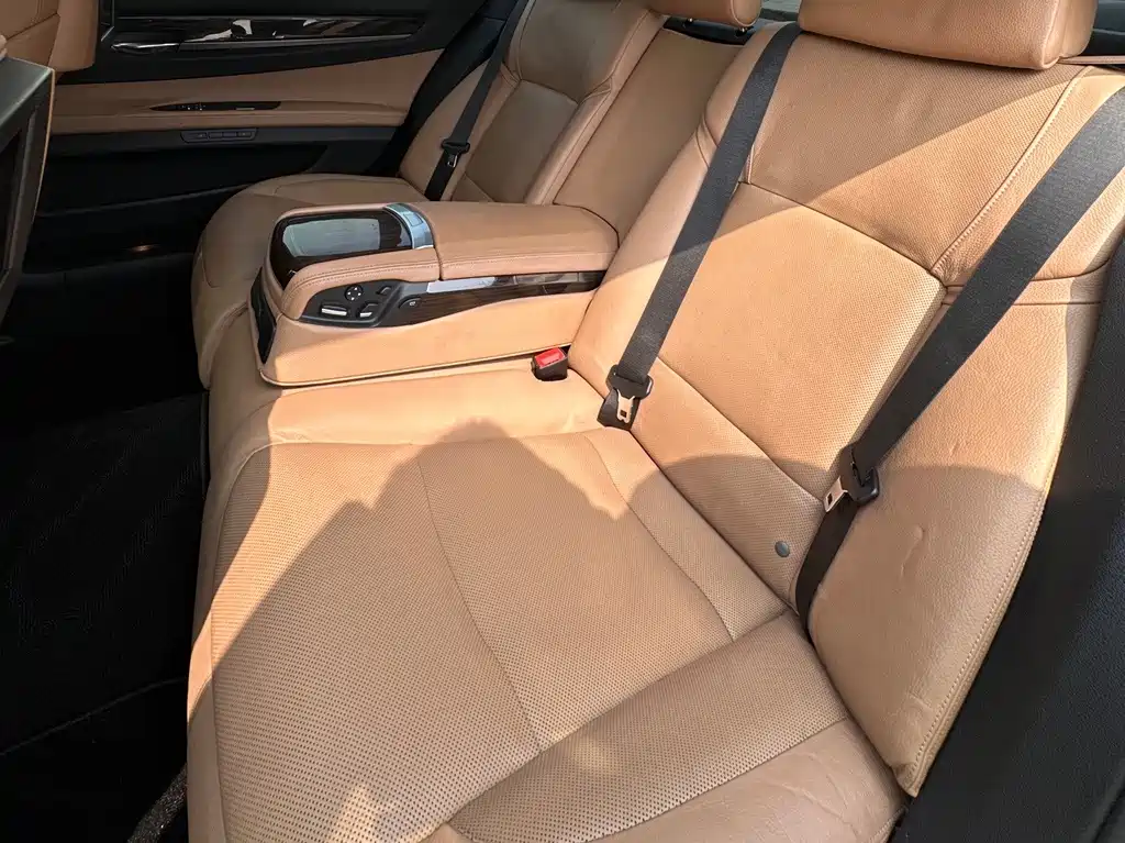 BMW 7 Series 2012 — фото 16