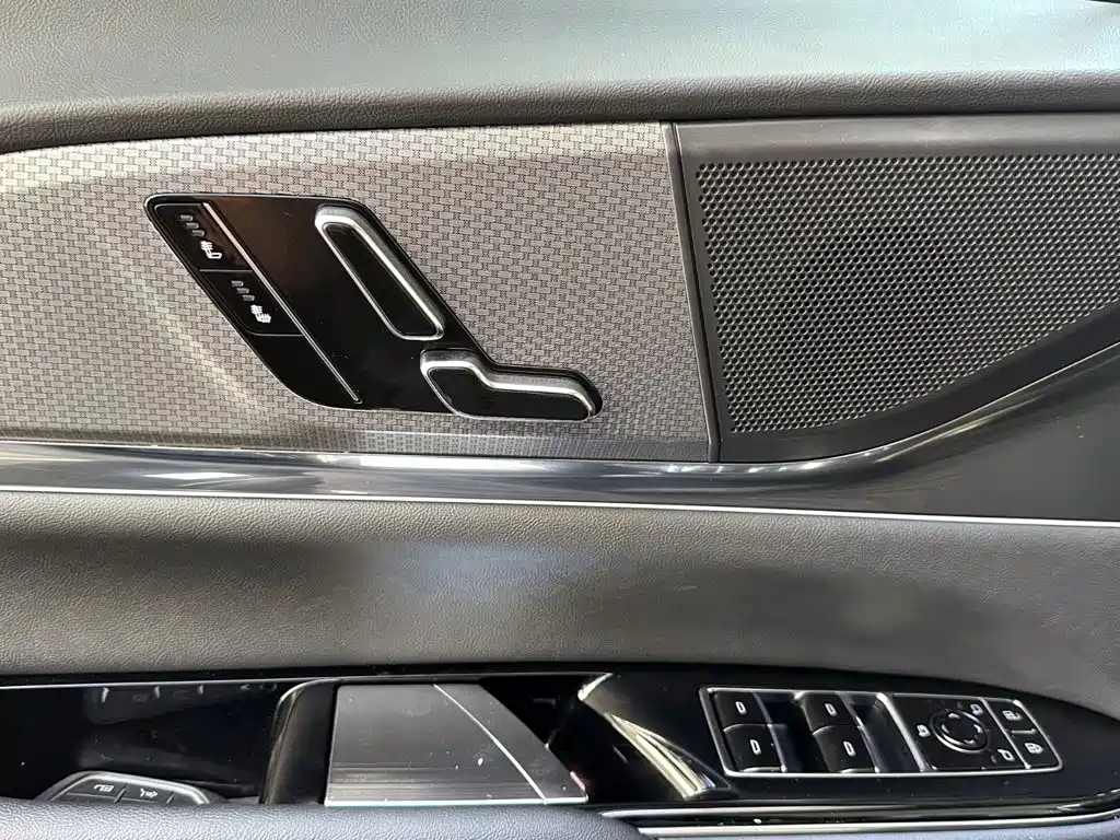 Cadillac XT5 2025 — фото 16