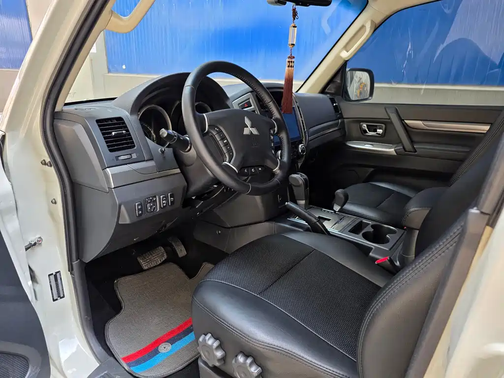 Mitsubishi Pajero 2020