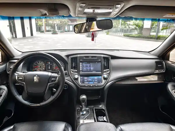 Toyota Crown 2016