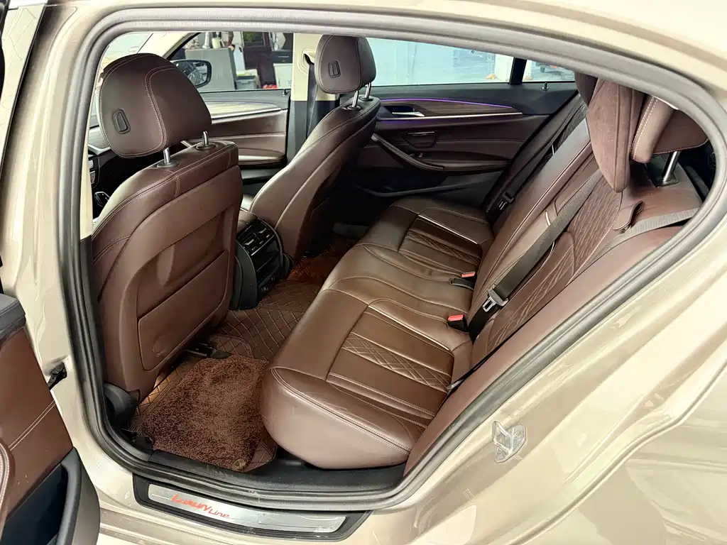 BMW 5 Series 2018 — фото 12
