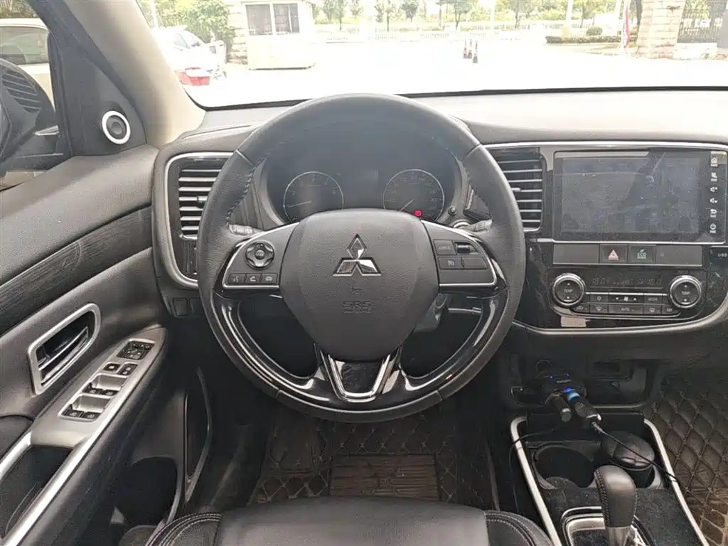 Mitsubishi Outlander 2020 — фото 11