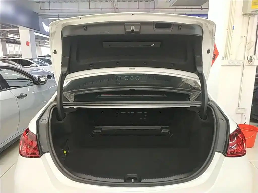 Mercedes-Benz C-Class 2023 — фото 19