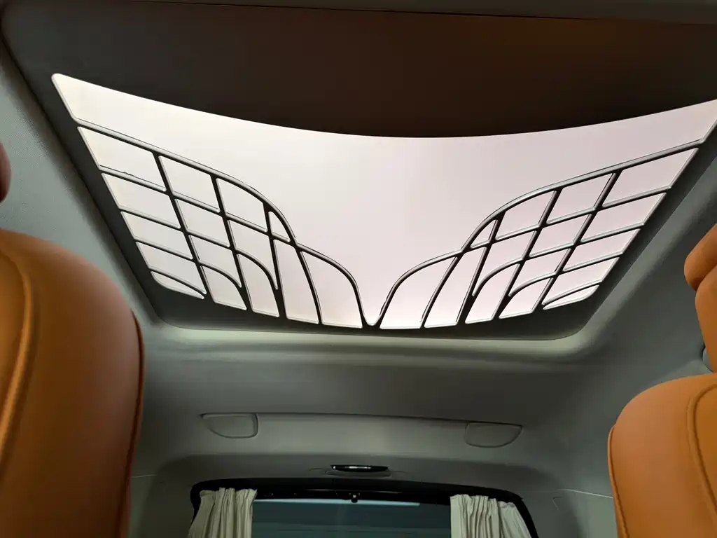 Mercedes-Benz V-Class 2023 — фото 12