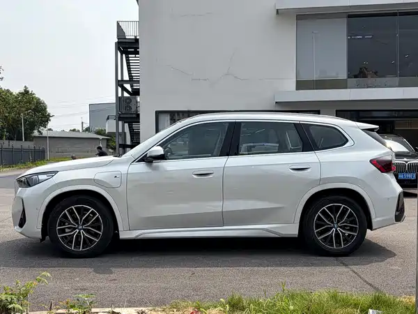 BMW iX1 2025