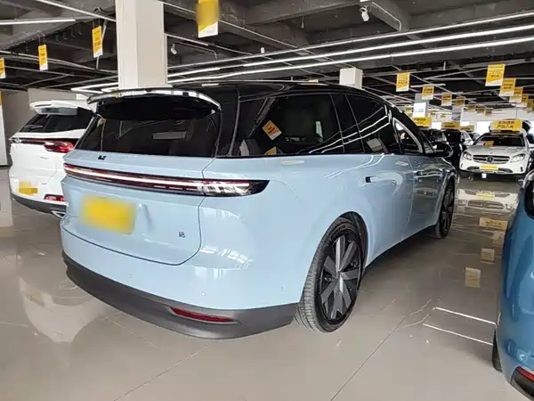 Li Auto i8 2025