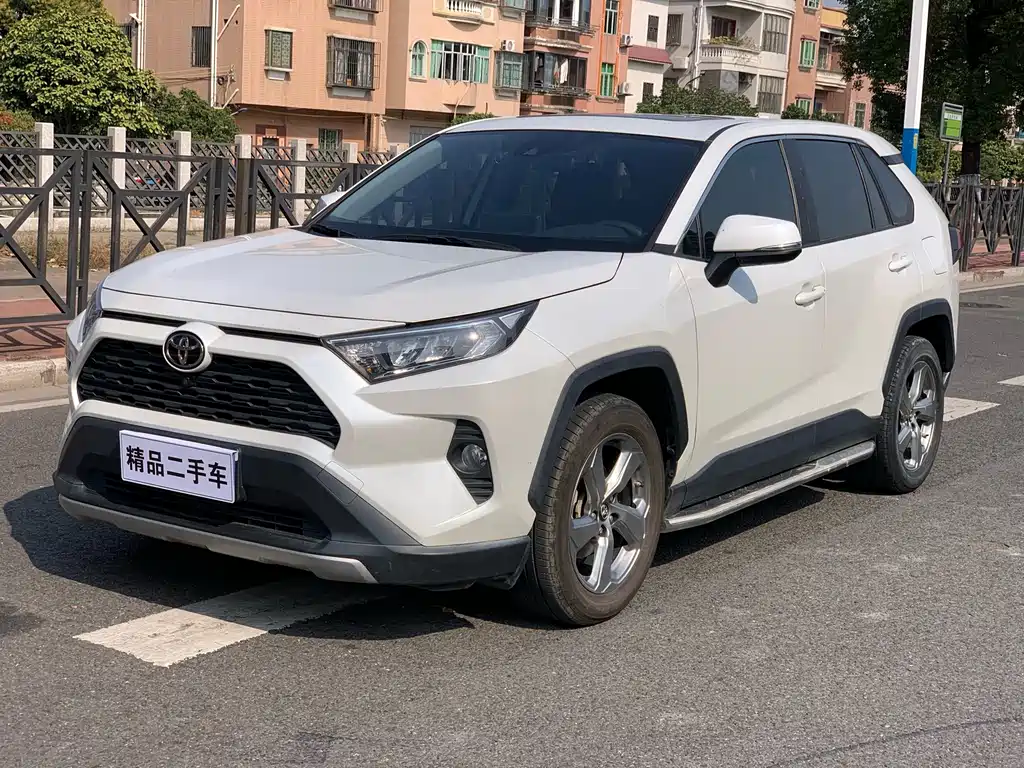 Toyota RAV4 2023 — фото 1
