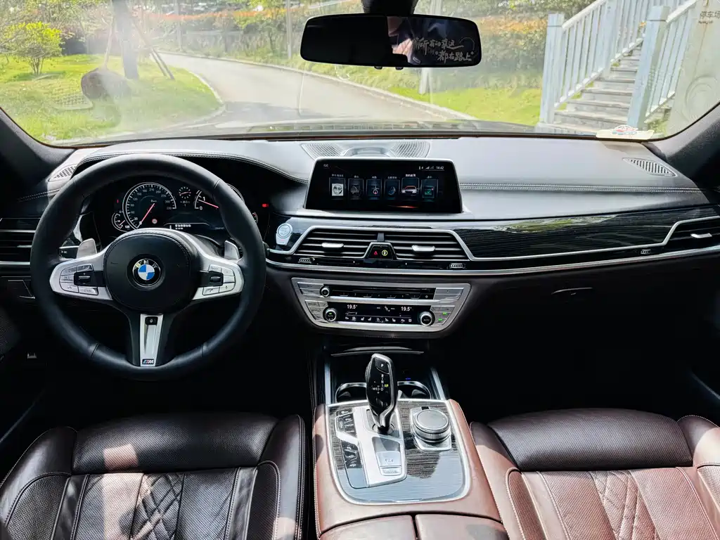 BMW 7 Series 2017 — фото 8