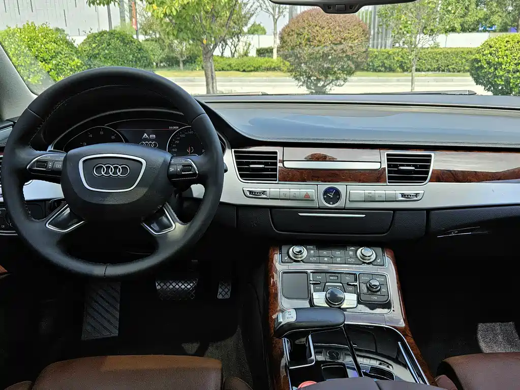 Audi A8 2012 — фото 12