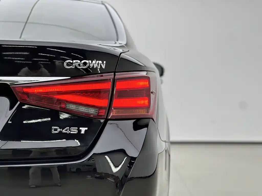 Toyota Crown 2017 — фото 14