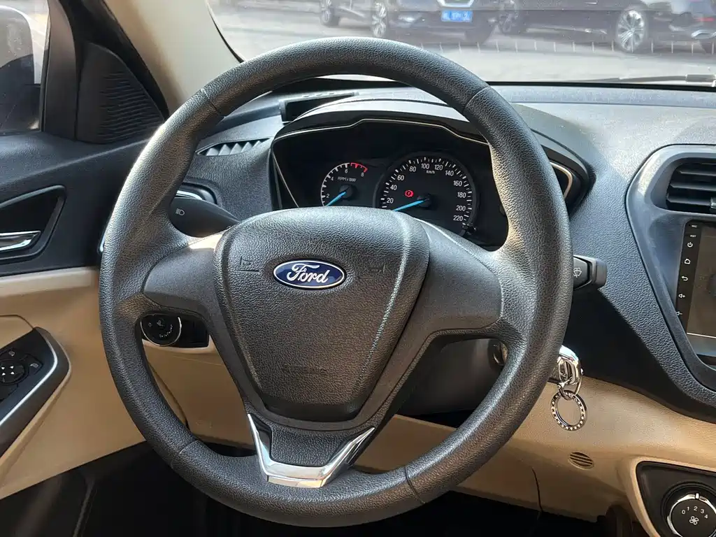 Ford Escort 2018 — фото 11