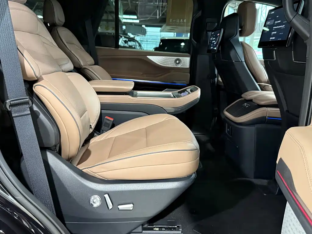 Lincoln Navigator 2025 — фото 14