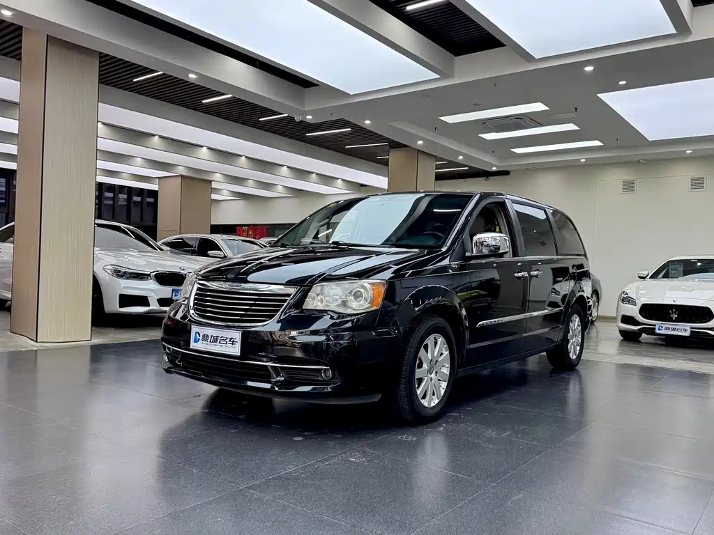 Chrysler Grand Voyager 2015 — фото 1