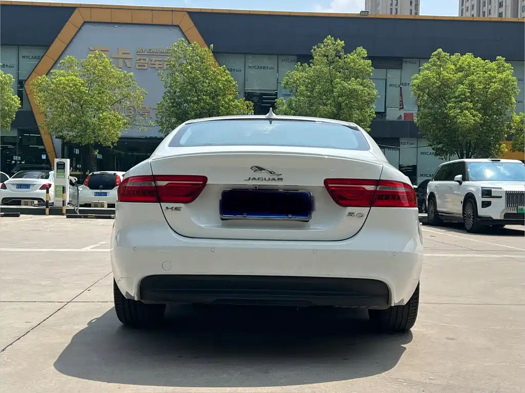 Jaguar XE 2016 — фото 13