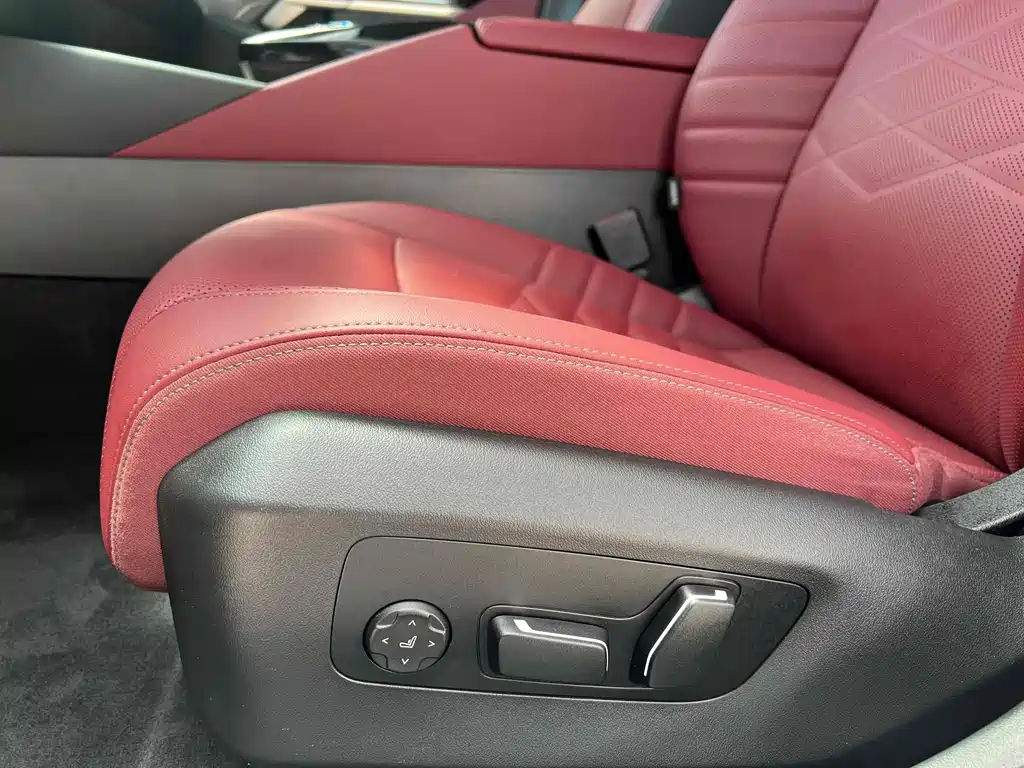 BMW 5 Series 2025 — фото 13