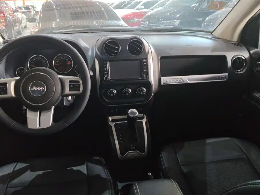 Jeep Compass 2013 — фото 12