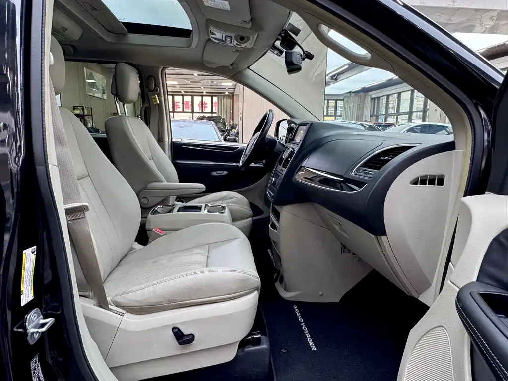 Chrysler Grand Voyager 2015 — фото 7