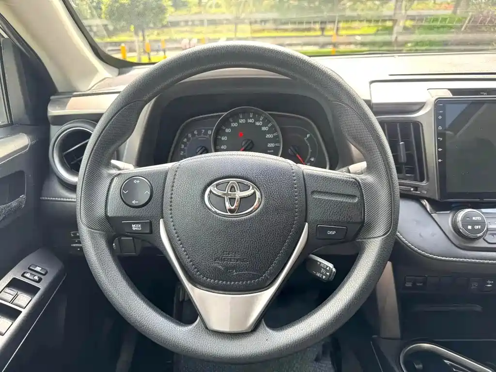 Toyota RAV4 2018 — фото 7