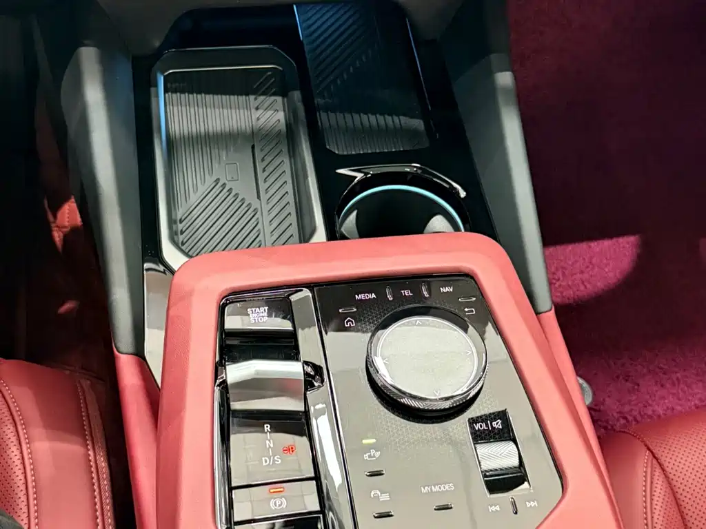 BMW 5 Series 2025 — фото 13