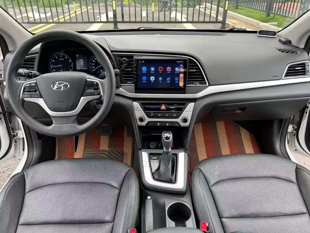 Hyundai Elantra 2018 — фото 8