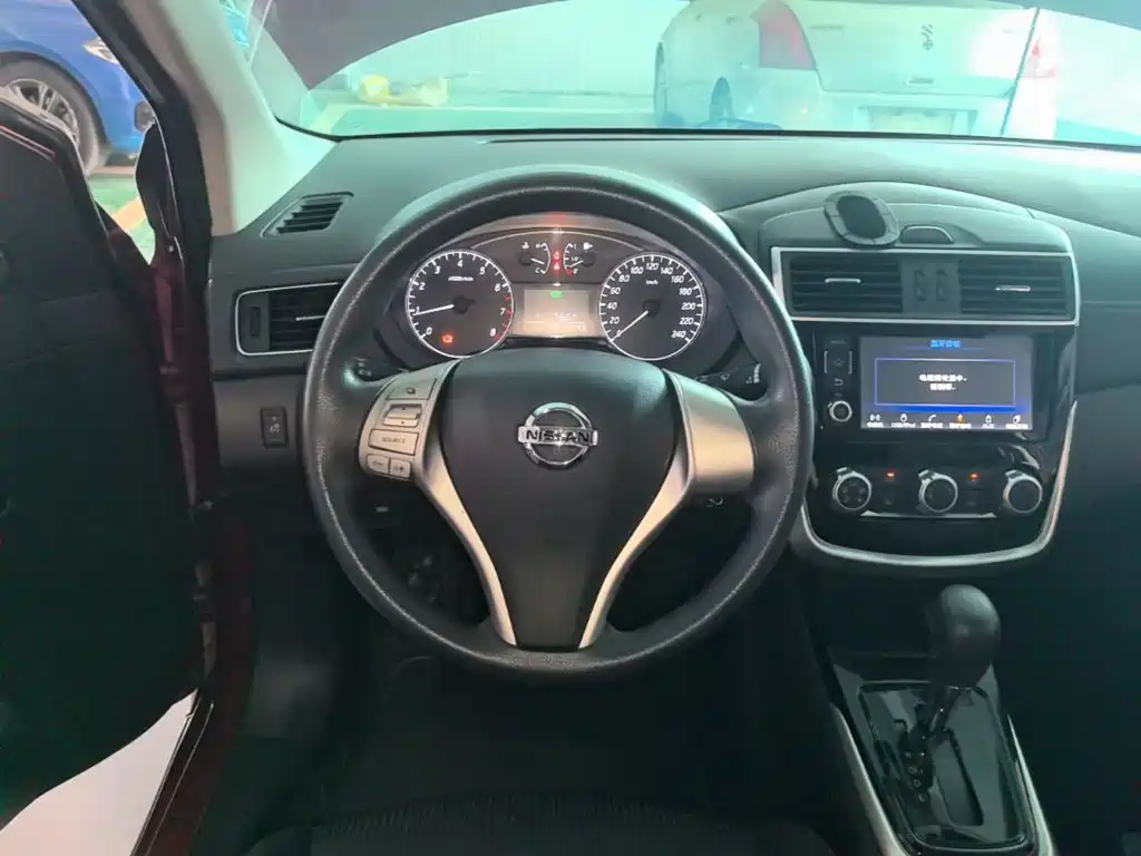 Nissan Tiida 2017 — фото 11
