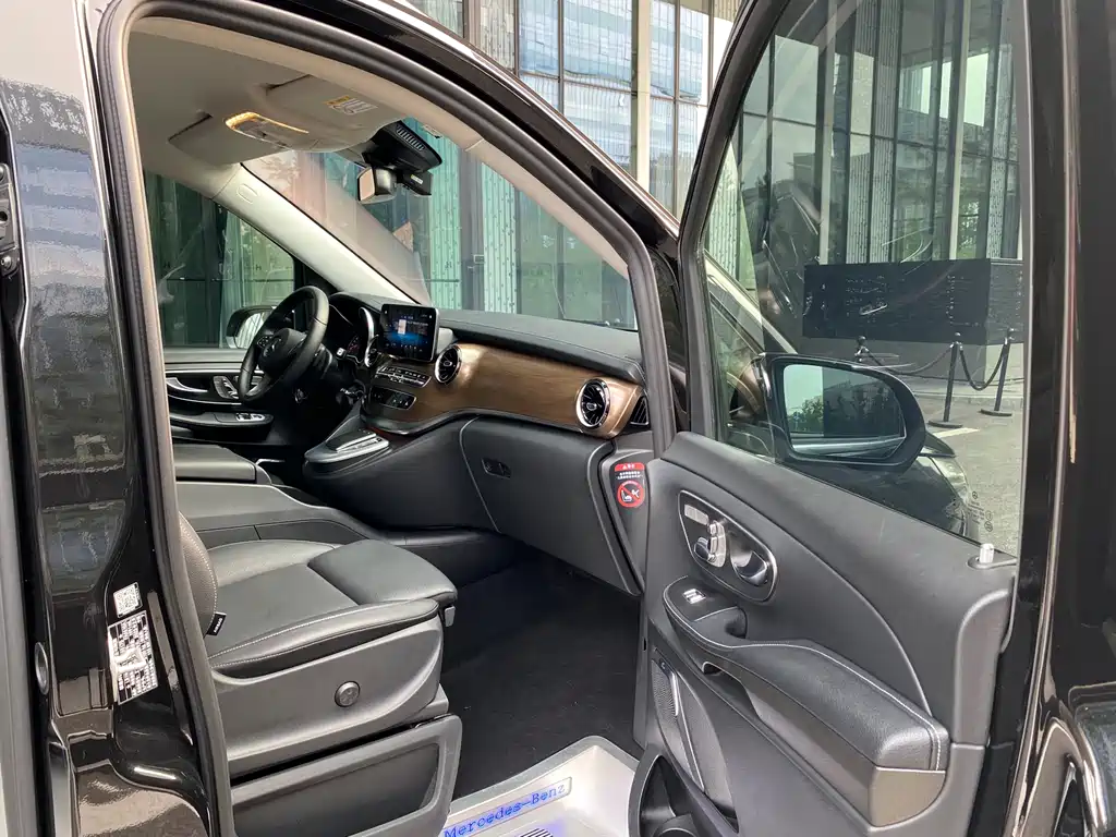 Mercedes-Benz V-Class 2023 — фото 10