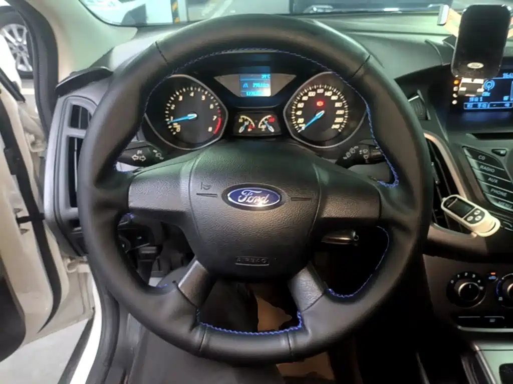 Ford Focus 2015 — фото 11