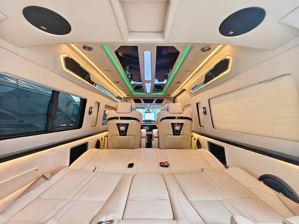 Toyota Hiace 2023 — фото 27
