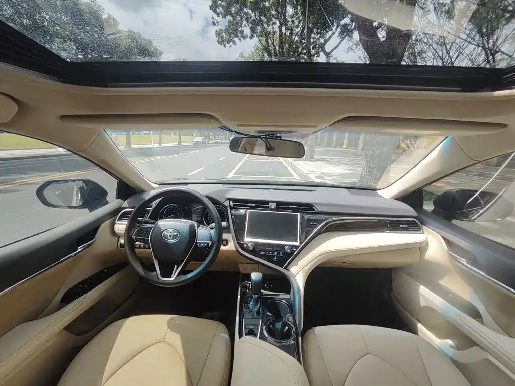 Toyota Camry 2019 — фото 16