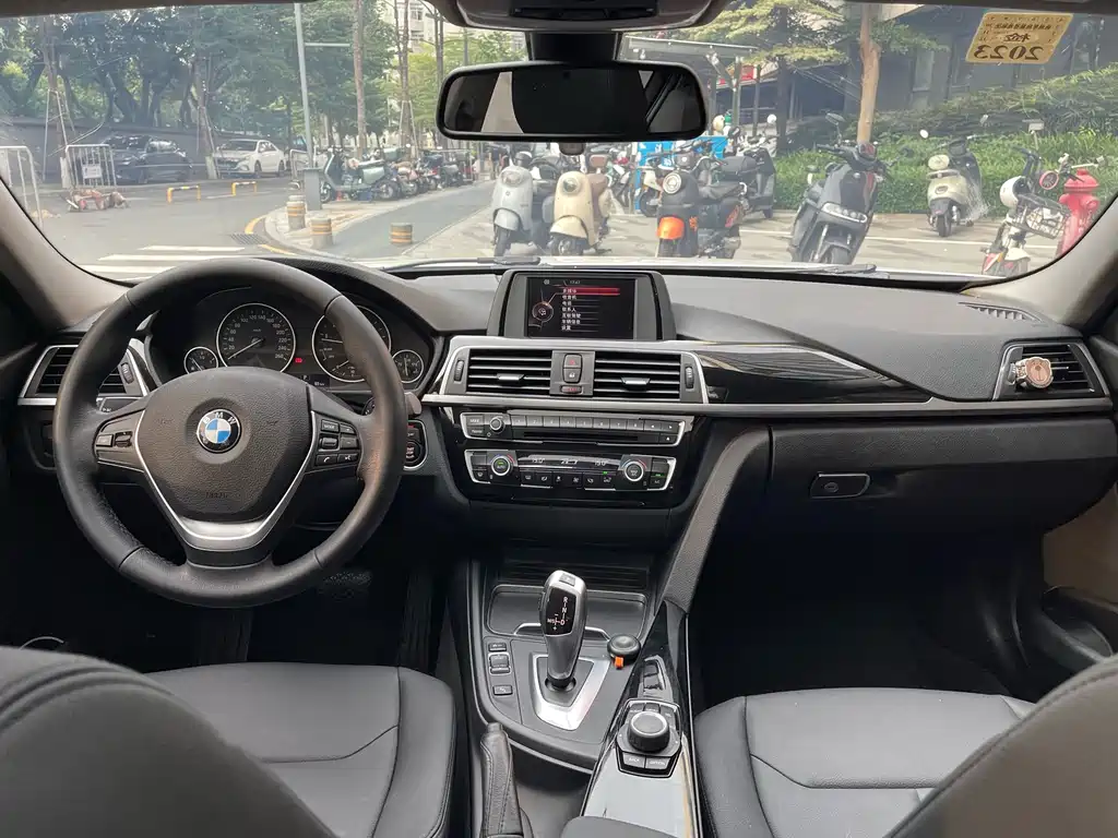 BMW 3 Series 2017 — фото 13