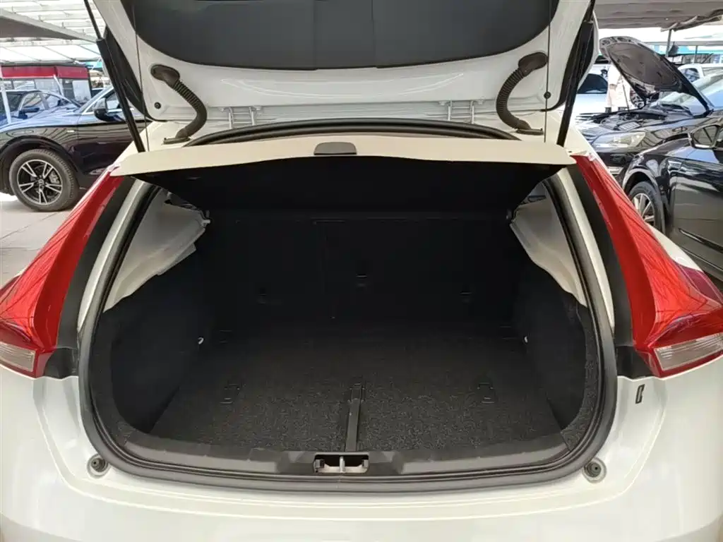 Volvo V40 2016 — фото 19