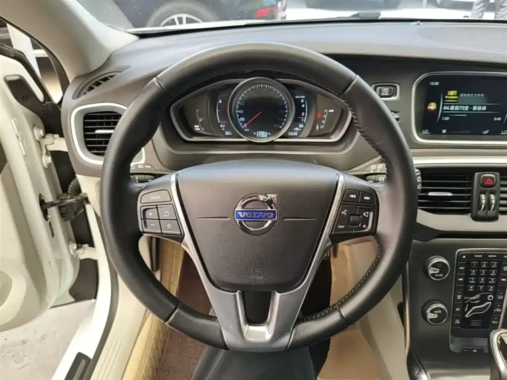 Volvo V40 2016 — фото 11