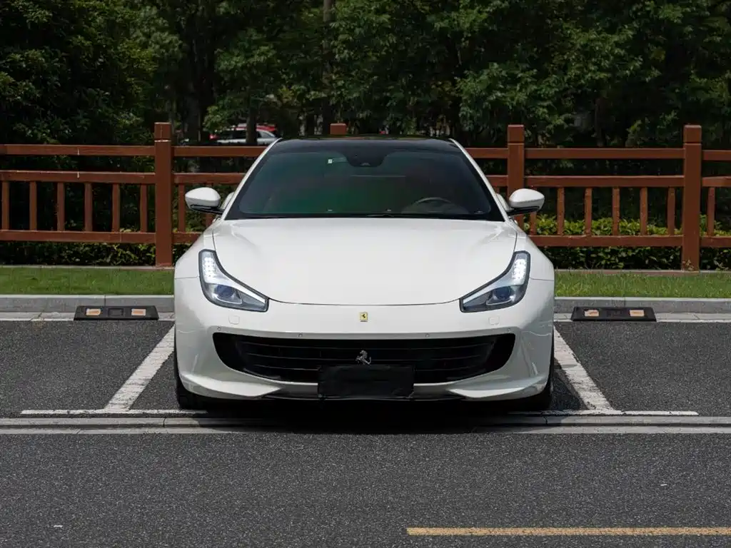 Ferrari GTC4Lusso 2019 — фото 2