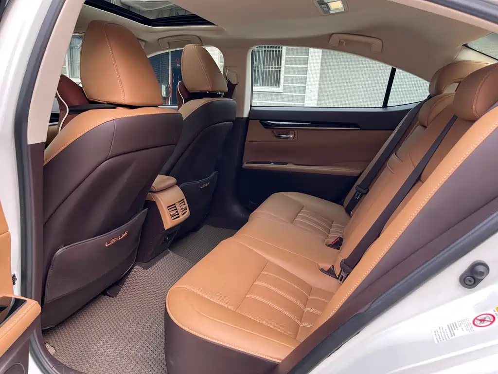 Lexus ES 2018 — фото 10
