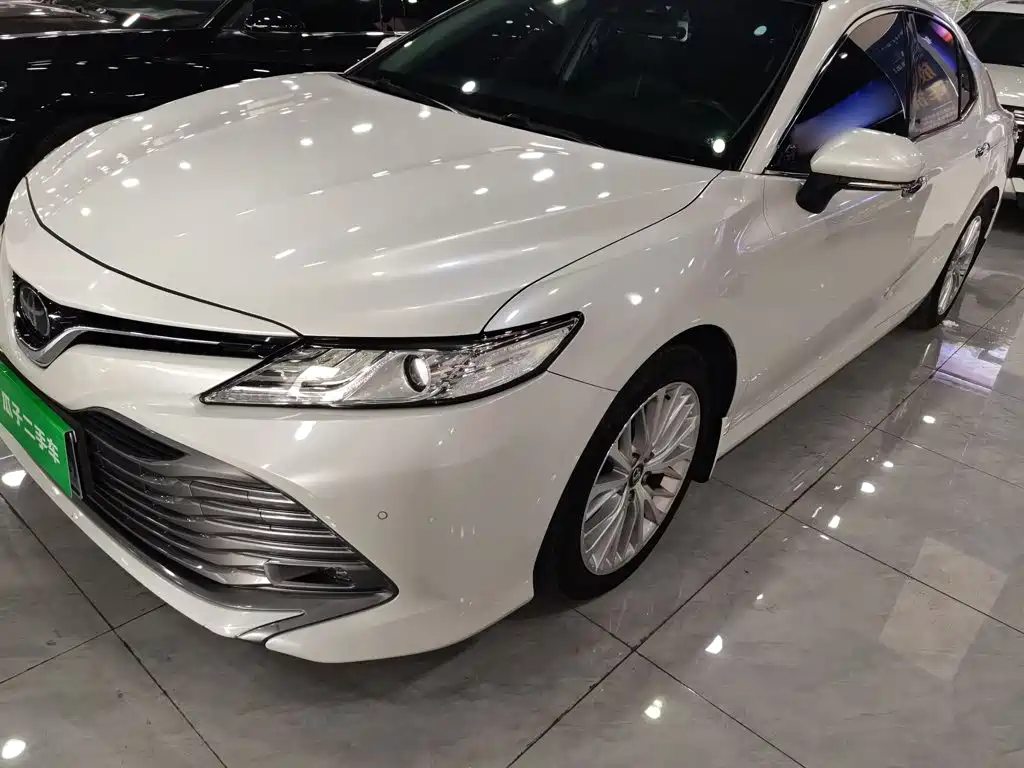 Toyota Camry 2020 — фото 1