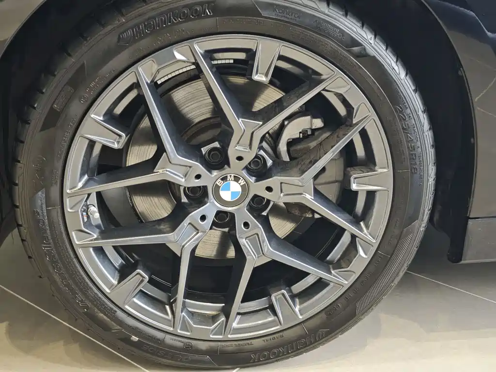 BMW 3 Series 2025 — фото 15