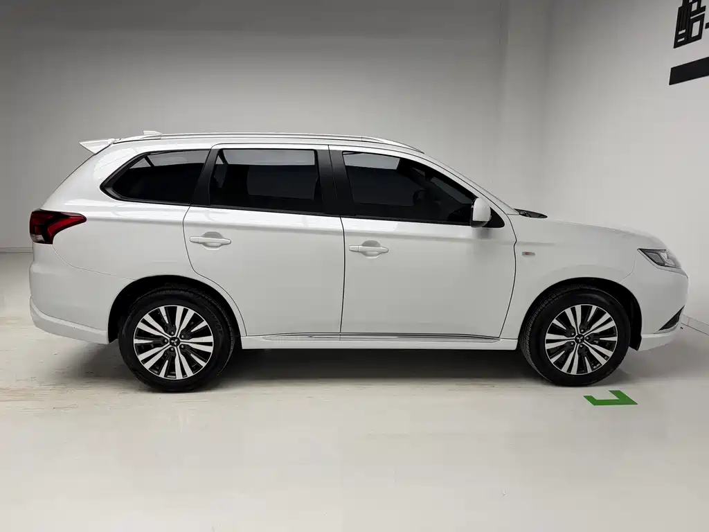 Mitsubishi Outlander 2021 — фото 7