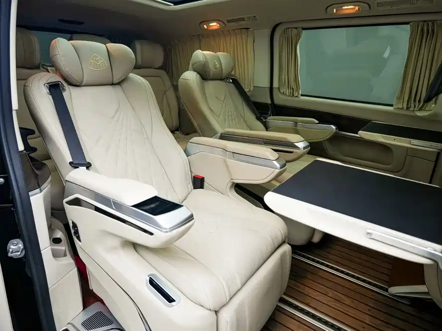 Mercedes-Benz V-Class 2022 — фото 23