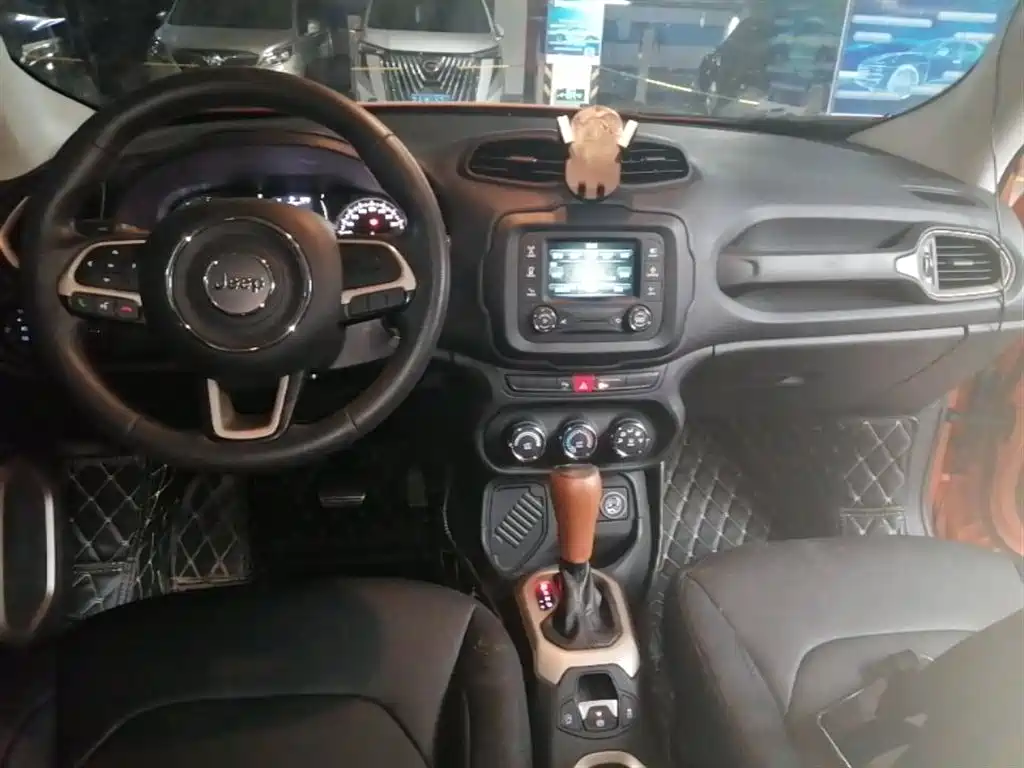 Jeep Renegade 2017 — фото 10