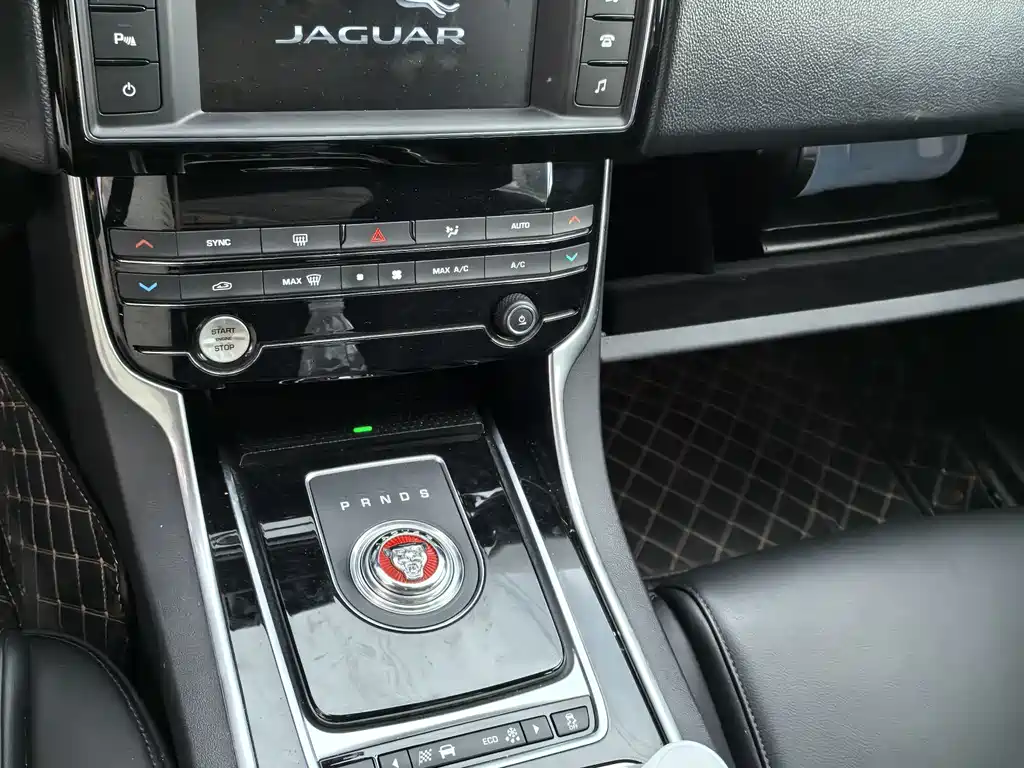 Jaguar XEL 2018 — фото 10