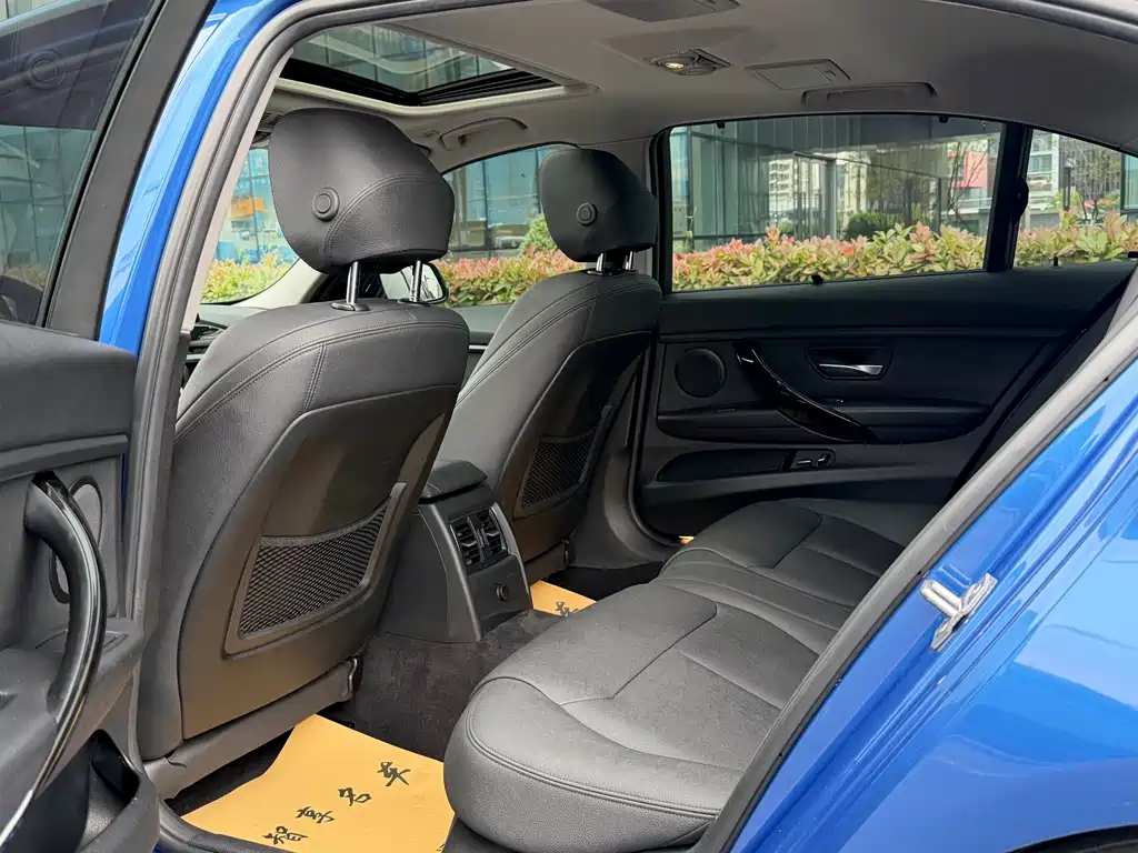 BMW 3 Series 2018 — фото 19