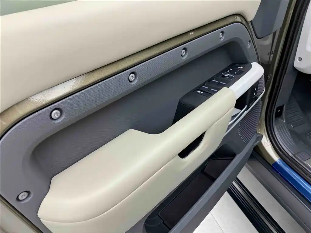 Land Rover Defender 2022