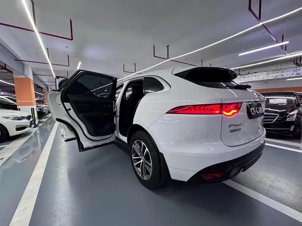 Jaguar F-PACE 2016 — фото 29