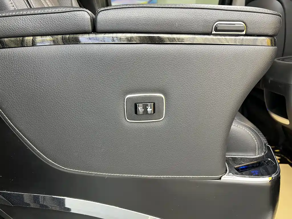 Mercedes-Benz V-Class 2021 — фото 28