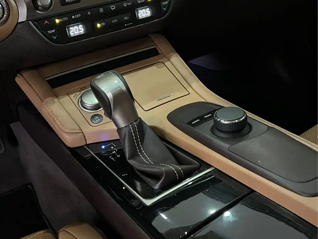 Lexus ES 2015 — фото 14