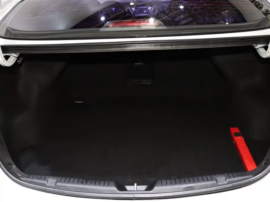 Hyundai Elantra 2017 — фото 17